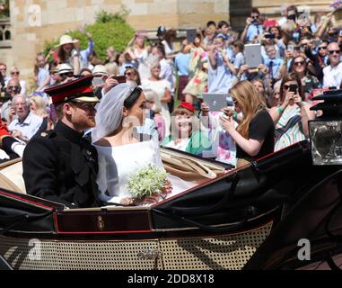 Il principe Harry e sua moglie Meghan Markle partono nella carrozza reale dalla Cappella di San Giorgio nel Castello di Windsor a Windsor, Inghilterra, il 19 maggio 2018. Alla coppia sono stati conferiti i titoli reali di Duca e Duchessa di Sussex dal monarca britannico. Foto di Hugo Philpott/pool/ABACAPRESS.COM Foto Stock