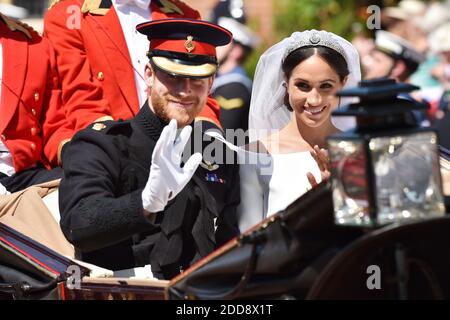 Il Principe Harry, Duca di Sussex e Meghan, Duchessa di Sussex, lascia il Castello di Windsor nella carrozza Ascot Landau durante una processione dopo essersi sposato alla Cappella di St Georges il 19 maggio 2018 a Windsor, Inghilterra. Il principe Henry Charles Albert David del Galles sposa la sig.ra Meghan Markle in un servizio presso la cappella di San Giorgio all'interno dei terreni del Castello di Windsor. Tra gli ospiti vi erano 2200 membri del pubblico, la famiglia reale e la Madre Doria Ragland di Markle. Foto di Lionel Hahn/ABACAPRESS.COM Foto Stock