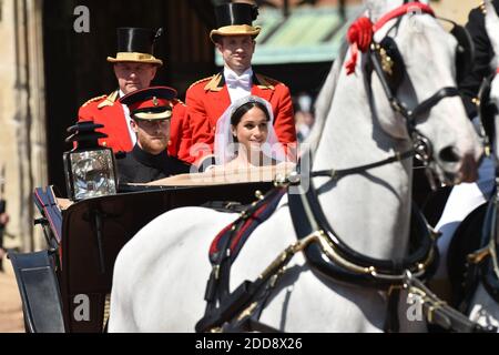 Il Principe Harry, Duca di Sussex e Meghan, Duchessa di Sussex, lascia il Castello di Windsor nella carrozza Ascot Landau durante una processione dopo essersi sposato alla Cappella di St Georges il 19 maggio 2018 a Windsor, Inghilterra. Il principe Henry Charles Albert David del Galles sposa la sig.ra Meghan Markle in un servizio presso la cappella di San Giorgio all'interno dei terreni del Castello di Windsor. Tra gli ospiti vi erano 2200 membri del pubblico, la famiglia reale e la Madre Doria Ragland di Markle. Foto di Lionel Hahn/ABACAPRESS.COM Foto Stock