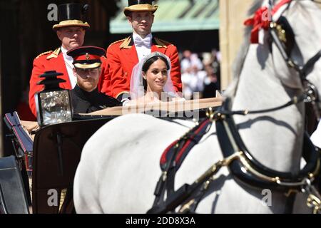 Il Principe Harry, Duca di Sussex e Meghan, Duchessa di Sussex, lascia il Castello di Windsor nella carrozza Ascot Landau durante una processione dopo essersi sposato alla Cappella di St Georges il 19 maggio 2018 a Windsor, Inghilterra. Il principe Henry Charles Albert David del Galles sposa la sig.ra Meghan Markle in un servizio presso la cappella di San Giorgio all'interno dei terreni del Castello di Windsor. Tra gli ospiti vi erano 2200 membri del pubblico, la famiglia reale e la Madre Doria Ragland di Markle. Foto di Lionel Hahn/ABACAPRESS.COM Foto Stock