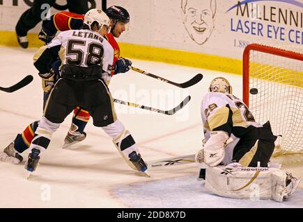NESSUN FILM, NESSUN VIDEO, NO TV, NO DOCUMENTARIO - Radek Dvorak dei Florida Panthers smarcia sul goalie Marc-Andre Fluery di Pittsburgh Penguins e Kris Letang durante il secondo periodo di azione al Bank Atlantic Center di Sunrise, FL, USA il 5 marzo 2009. Pittsburgh Penguins ha vinto 4-1. Foto di Joe Rimkus Jr./Miami Herald/MCT/Cameleon/ABACAPRESS.COM Foto Stock