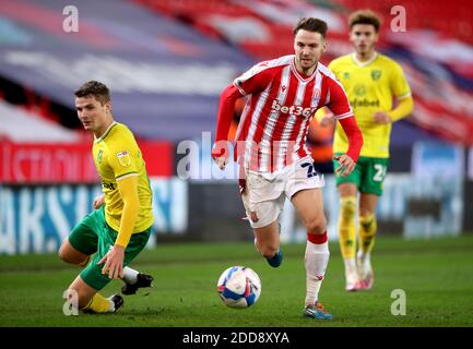 Il Nick Powell di Stoke City (a destra) supera il Jacob Sorensen di Norwich City durante la partita del campionato Sky Bet allo stadio bet365, Stoke. Foto Stock