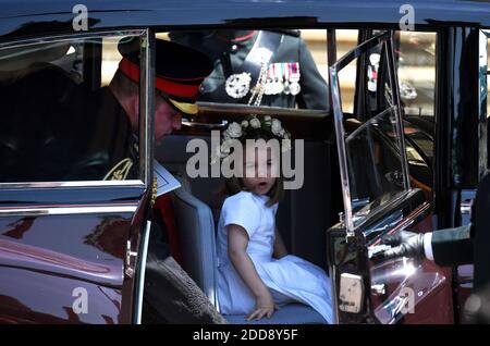 Il Principe Guglielmo (L), Duca di Cambridge e sua figlia la Principessa Charlotte (R) lasciano la Cappella di San Giorgio nel Castello di Windsor dopo la cerimonia di matrimonio reale del Principe Harry, Duca di Sussex e di Meghan, Duchessa di Sussex a Windsor, Gran Bretagna, 19 maggio 2018. Alla coppia sono stati conferiti i titoli reali di Duca e Duchessa di Sussex dal monarca britannico. Foto di Neil Hall / ABACAPRESS.COM Foto Stock