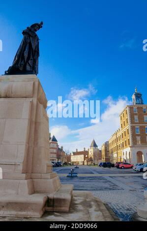 Poundbury. 24 novembre 2020. Regno Unito Meteo. Strade vuote nella soleggiata Queen Mother Square, Poundbury, durante il secondo blocco del Regno Unito. Credit: stuart fretwell/Alamy Live News Foto Stock