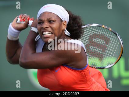 NESSUN FILM, NESSUN VIDEO, NESSUNA TV, NESSUN DOCUMENTARIO - Serena Williams, degli Stati Uniti, ha affrontato Jie Zheng, della Cina, nel quarto round del Sony Ericsson Open a Key Biscayne, FL, USA il 30 marzo 2009. Foto di C.W. Griffin/Miami Herald/MCT/Cameleon/ABACAPRESS.COM Foto Stock