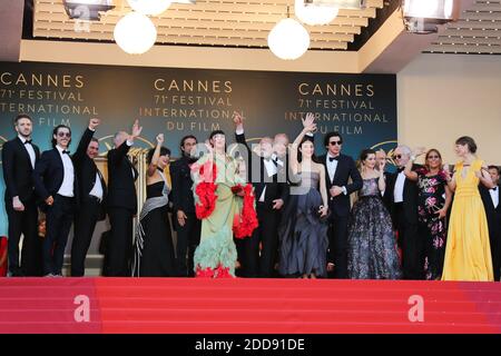 Il Delegato Generale del Festival del Cinema di Cannes Thierry Fremaux (L) si pone con l'attore spagnolo Oscar Jaenada (3rdL), l'attore spagnolo Sergi Lopez (4L), lo scrittore inglese Tony Grisoni (5L), l'attore spagnolo Jordi molla (7L), l'attrice spagnola Rossy de Palma (8L), l'attrice statunitense-inglese Skarserry-Tylkos, l'attore ucraino ucraino Stellga L'attore STATUNITENSE Adam driver, l'attrice portoghese Joana Ribeiro, ospite e attore britannico Jonathan Pryce, posa il 19 maggio 2018 per la cerimonia di chiusura e la proiezione del film "l'uomo che ha ucciso Don Chisciotte" ai 71s Foto Stock