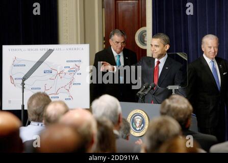 NESSUN FILM, NESSUN VIDEO, NESSUNA TV, NESSUN DOCUMENTARIO - il presidente degli Stati Uniti Barack Obama è sostenuto dal Segretario dei trasporti Ray LaHood (L) e dal Vice Presidente Joe Biden mentre parla a favore della creazione di un sistema ferroviario ad alta velocità per passeggeri presso l'Eisenhower Executive Office Building a Washington, DC, USA il giovedì 16 aprile 2009. Foto di Nancy Stone/Chicago Tribune/MCT/ABACAPRESS.COM Foto Stock