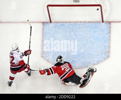 NO FILM, NO VIDEO, NO TV, NO DOCUMENTARIO - Eric Staal di Carolina Hurricanes (12) segna un gol dopo il Martin Brodeur di New Jersey Devils (30) durante il primo periodo di azione in Game 2 della NHL Eastern Quarterfinals al Prudential Center di Newark, NJ, USA il 17 aprile 2009. Foto di Chris Seward/Raleigh News & Observer/MCT/Cameleon/ABACAPRESS.COM Foto Stock