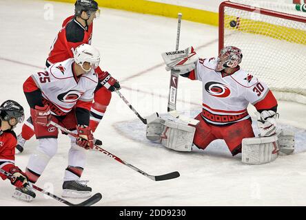 NO FILM, NO VIDEO, NO TV, NO DOCUMENTARIO - New Jersey Devils' Zach Parise (9) segna contro Joni Pitkanen (25) e Cam Ward (30) di Carolina Hurricanes durante il primo periodo di azione in Game 2 dei quarti di finale orientali NHL presso il Prudential Center di Newark, NJ, USA il 17 aprile 2009. Foto di Chris Seward/Raleigh News & Observer/MCT/Cameleon/ABACAPRESS.COM Foto Stock