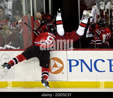 NO FILM, NO VIDEO, NO TV, NO DOCUMENTARIO - Joe Corvo di Carolina Hurricanes (77) ottiene controllato nella panchina da Colin White di New Jersey Devils (5) durante l'azione del primo periodo in gioco 2 dei quarti di finale orientali di NHL al centro di Prudential a Newark, NJ, USA il 17 aprile 2009. Foto di Chris Seward/Raleigh News & Observer/MCT/Cameleon/ABACAPRESS.COM Foto Stock