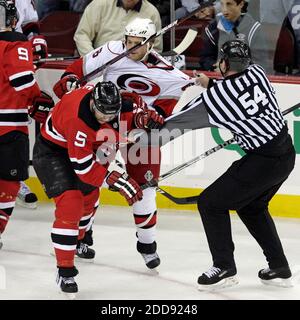 NO FILM, NO VIDEO, NO TV, NO DOCUMENTARIO - un ufficiale rompe una raffica tra Tim Gleason di Carolina Hurricanes (6) e Colin White di New Jersey Devils (5) durante il primo periodo di azione in Game 2 dei quarti di finale orientali della NHL al Prudential Center di Newark, NJ, USA il 17 aprile 2009. Foto di Chris Seward/Raleigh News & Observer/MCT/Cameleon/ABACAPRESS.COM Foto Stock