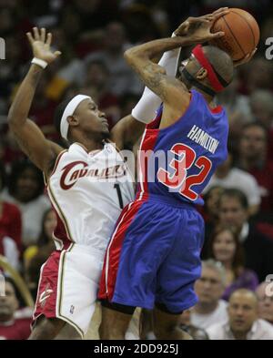 NO FILM, NO VIDEO, NO TV, NO DOCUMENTARIO - Cleveland Cavaliers guardia Daniel Gibson (a sinistra) cerca di bloccare un colpo di Detroit Pistons guardia Richard Hamilton durante la vittoria dei Cavaliers 102-84 nel loro primo gioco di basket NBA alla Quicken Loans Arena a Cleveland, OH, USA il 18 aprile 2009. Foto di ed Suba Jr./Akron Beacon Journal/MCT/Cameleon/ABACAPRESS.COM Foto Stock