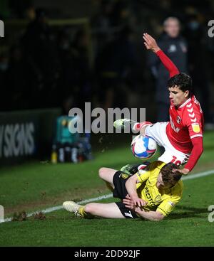 Allie Morgan di Charlton Athletic (a sinistra) sfidato da Stephen Quinn di Burton Albion durante la partita Sky Bet League One allo stadio Pirelli di Burton. Foto Stock