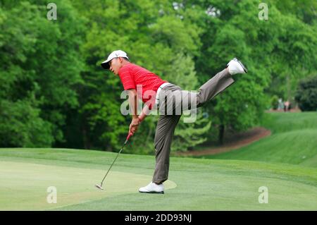 NESSUN FILM, NESSUN VIDEO, NESSUNA TV, NESSUN DOCUMENTARIO - Anthony Kim equilibra mentre guarda il suo putt sul 13° verde durante il secondo round del Quail Hollow Championship 2009 al Quail Hollow Club di Charlotte, NC, USA il 1° maggio 2009. Foto di Jeff Siner/Charlotte Observer/MCT/Cameleon/ABACAPRESS.COM Foto Stock