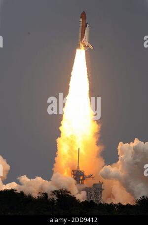 NO FILM, NO VIDEO, NO TV, NO DOCUMENTARIO - Space Shuttle Atlantis STS-125 e un equipaggio di 7 astronauti sfugge dal lancio pad 39A in una pericolosa missione di riassetto e ripristino del telescopio Hubble, a Orlando, FL, USA Lunedi, 11 maggio 2009. Foto di Stephen M. Dowell/Orlando Sentinel/MCT/ABACAPRESS.COM Foto Stock