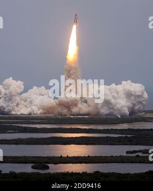 NO FILM, NO VIDEO, NO TV, NO DOCUMENTARIO - Space Shuttle Atlantis STS-125 e un equipaggio di 7 astronauti sfugge dal lancio pad 39A in una pericolosa missione di riassetto e ripristino del telescopio Hubble, a Orlando, FL, USA Lunedi, 11 maggio 2009. Foto di Red Huber/Orlando Sentinel/MCT/ABACAPRESS.COM Foto Stock