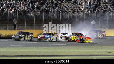 NESSUN FILM, NESSUN VIDEO, NO TV, NO DOCUMENTARIO - Jeff Gordon (24) inizia a girare sul tratto anteriore durante l'ultimo segmento della Sprint All-Star Race al Lowe's Motor Speedway di Charlotte, NC, USA il 16 maggio 2009. Foto di David T. Foster III/Charlotte Observer/MCT/Cameleon/ABACAPRESS.COM Foto Stock