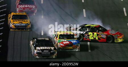 NO FILM, NO VIDEO, NO TV, NO DOCUMENTARIO - Ryan Newman, Kyle Busch passa Jeff Gordon, che è naufragato durante l'ultimo segmento di 10 giri della Sprint All-Star Race al Lowe's Motor Speedway di Charlotte, NC, USA il 16 maggio 2009. Foto di David T. Foster III/Charlotte Observer/MCT/Cameleon/ABACAPRESS.COM Foto Stock