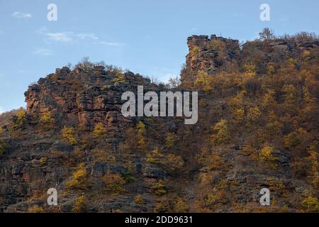 Incredibili colori automniti degli alberi sul popolare punto panoramico di Tumba, impressionante scogliera rossa fatta di rocce stratificate Foto Stock