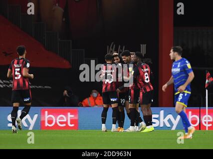 Vitality Stadium, Bournemouth, Dorset, Regno Unito. 24 Nov 2020. Campionato di calcio inglese della Lega Calcio, Bournemouth Athletic contro Nottingham Forest; Junior Stanislas di Bournemouth festeggia con la sua squadra dopo aver segnato nel 3 ° minuto per 1-0 Credit: Action Plus Sports/Alamy Live News Foto Stock