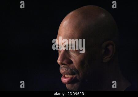 NESSUN FILM, NESSUN VIDEO, NESSUNA TV, NESSUN DOCUMENTARIO - ex star Lakers e Hall of Famer Kareem Abdul-Jabbar parla del primo gioco Lakers contro la magia di Orlando nelle finali NBA allo Staples Center di Los Angeles, CA, USA il 5 giugno 2009. Photo Gary W. Green/Orlando Sentinel/MCT/Cameleon/ABACAPRESS.COM Foto Stock