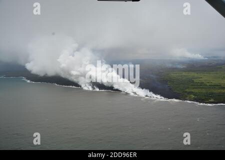 Handout foto scattata il 20 maggio 2018 del Vulcano KÄ«lauea - Plume Rising. Fotografia di ingresso all'oceano dal volo di sorvolo della pattuglia aerea civile (CAP), scattata alle 12:50 circa. CAP opera per sostenere la missione sia dell'USGS HVO che della Hawaii County Civil Defense. Difficile discernere qui, ma ci sono due voci. La zona costiera che attraversa l'ingresso è di circa 1 km (0.6 mi) di larghezza con circa 250 m (0.15 mi) KÄ«puka che separa i due. Foto di usgs via ABACAPRESS.COM Foto Stock