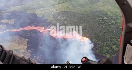 Foto di Hanout scattata il 22 maggio 2018 del vulcano Kilauea - Lava attivo break-out. Vista aerea di un break-out di lava attivo. Foto di usgs via ABACAPRESS.COM Foto Stock