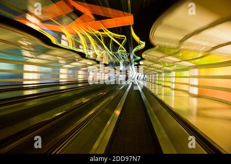 Tapis roulant nel tunnel, United Airlines terminale, all'Aeroporto Internazionale O'Hare di Chicago, Illinois, Stati Uniti d'America Foto Stock