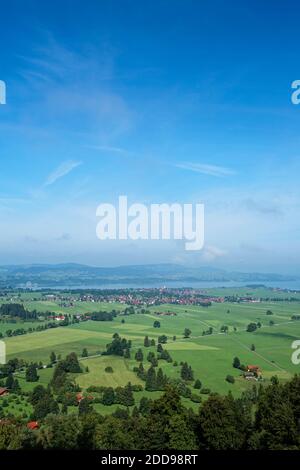 Vista di Schwangau e dei terreni agricoli e delle fattorie circostanti dal Castello di Neuschwanstein, Baviera, Germania Foto Stock