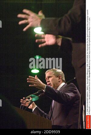 NO FILM, NO VIDEO, NO TV, NO DOCUMENTARIO - © TOM GRALISH/KRT/ABACA. 19835-1. Springfield, Missouri, USA, 21/01/2000. Un interprete per i sordi traduce il discorso della campagna elettorale del candidato presidenziale repubblicano Texas Gov. George W. Bush durante una breve sosta all'aeroporto regionale di Springfield-Branson Foto Stock