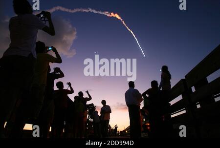 NO FILM, NO VIDEO, NO TV, NO DOCUMENTARIO - persone a Jetty Park scatta foto di un razzo Delta 2 come si striscia di luna crescente, il Lunedi, 17 agosto 2009, da Cape Canaveral Air Force Station, FL, USA, Fare un ultimo volo per l'Aeronautica militare statunitense che trasporta la navicella spaziale finale nell'attuale generazione di satelliti Global Positioning System. Foto di Red Huber/Orlando Sentinel/MCT/ABACAPRESS.COM Foto Stock