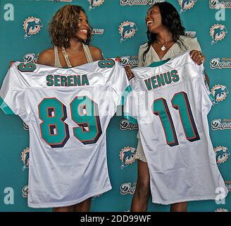 NESSUN FILM, NESSUN VIDEO, NESSUNA TV, NESSUN DOCUMENTARIO - i Miami Dolphins hanno annunciato che le star del tennis Serena e Venus Williams avranno un piccolo ruolo nel franchising dei Delfini a Miamii, FL, USA il 25 agosto 2009. Foto di Charles Trainor Jr./Miami Herald/MCT/Cameleon/ABACAPRESS.COM Foto Stock