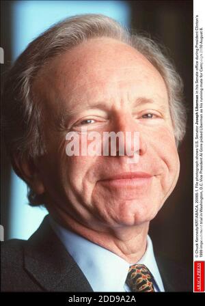 NESSUN FILM, NESSUN VIDEO, NESSUNA TV, NESSUN DOCUMENTARIO - © CHUCK KENNEDY/KRT/ABACA. 20065-1. La fotografia mostra il senatore degli Stati Uniti Joseph Lieberman nel suo ufficio del Senato durante il processo di impeachment del presidente Clinton 1999 a Washington, D.C. il vice presidente al Gore ha scelto Lieberman come suo compagno di corsa per la campagna 200 Foto Stock