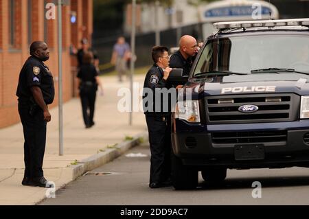 NO FILM, NO VIDEO, NO TV, NO DOCUMENTARIO - New Haven e gli ufficiali di polizia di Yale consentono solo l'accesso limitato alla struttura di ricerca su Amistad Street dove la ricerca è continuata per la scomparsa dello studente laureato Yale Annie le, 12 settembre 2009, a New Haven, Connecticut. Foto di John Woike/Hartford Courant/MCT/ABACAPRESS.COM Foto Stock