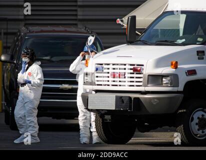 NO FILM, NO VIDEO, NO TV, NO DOCUMENTARIO - membri del team FBI Evidence Response don tyvek si addice quando entrano nello stabilimento CRRA, 13 settembre 2009 a Hartford, Connecticut. La polizia di Stato e l'FBI stanno indagando sul caso delle persone scomparse dello studente di Yale Annie le. Foto di John Woike/Hartford Courant/MCT/ABACAPRESS.COM Foto Stock