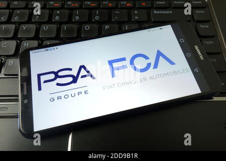 KONSKIE, POLONIA - 21 dicembre 2019: Logo PSA e FCA visualizzati sul telefono cellulare Foto Stock