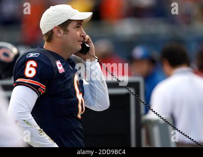 NESSUN FILM, NESSUN VIDEO, NESSUNA TV, NESSUN DOCUMENTARIO - Chicago Bears quarterback Jay Cutler parla al telefono dopo un'offensiva ambientato nella seconda metà di una partita di calcio della NFL contro i Detroit Lions al Soldier Field di Chicago, ILL, USA il 4 ottobre 2009. Gli orsi vincono del 48-24. Foto di Chris Sweda/Chicago Tribune/MCT/Cameleon/ABACAPRESS.COM Foto Stock