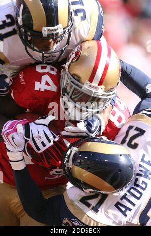 NESSUN FILM, NESSUN VIDEO, NESSUN TV, NESSUN DOCUMENTARIO - il ricevitore di San Francisco 49ers di larghezza Josh Morgan (84) è racchiuso tra i difensori di St. Louis Rams Justin King (31) e Oshiomogho Atogwe mentre prende un passo di 24 metri di touchdown nel quarto trimestre di una partita di football NFL al Candlestick Park di San Francisco, California, USA il 4 ottobre 2009. I 49ers sconfissero i Rams, 35-0. Foto di D. Ross Cameron/Contra Costa Times/MCT/Cameleon/ABACAPRESS.COM Foto Stock