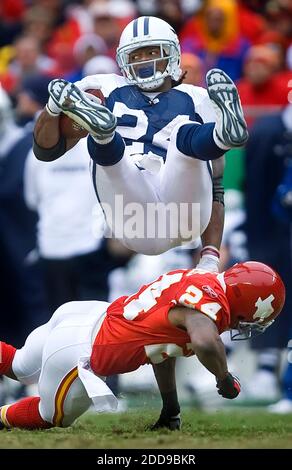 NESSUN FILM, NESSUN VIDEO, NESSUNA TV, NESSUN DOCUMENTARIO - Kansas City Chiefs Cornerback Brandon Flowers, Bottom, flipped Dallas Cowboys running indietro Marion Barber, in alto, nel terzo trimestre all'Arrowhead Stadium a Kansas City, MO, USA il 11 ottobre 2009. I Cowboys hanno vinto 26-20 in straordinari. Foto di David Eulitt/Kansas City Star/MCT/ABACAPRESS.COM Foto Stock