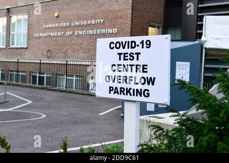 Cambridge UK, Inghilterra ,24-11-2020, Firma fuori dal centro di test Covid presso il Dipartimento di Ingegneria,. L'Università offre test con tampone al personale universitario e universitario e agli studenti che mostrano sintomi di COVID-19 Foto Stock