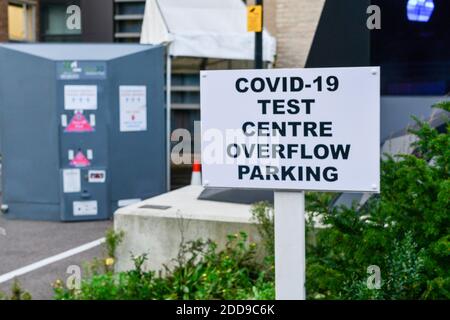 Cambridge UK, Inghilterra ,24-11-2020, Firma fuori dal centro di test Covid presso il Dipartimento di Ingegneria,. L'Università offre test con tampone al personale universitario e universitario e agli studenti che mostrano sintomi di COVID-19 Foto Stock
