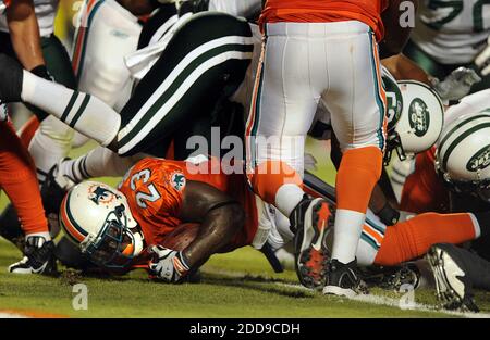 NESSUN FILM, NESSUN VIDEO, NESSUNA TV, NESSUN DOCUMENTARIO - Miami Dolphins running back Ronnie Brown segna un touchdown durante il primo trimestre contro i New York Jets di una partita di football NFL al Land Shark Stadium di Miami, FL, USA il 12 ottobre 2009. Foto di Robert Duyos/Sun Sentinel/MCT/Cameleon/ABACAPRESS.COM Foto Stock