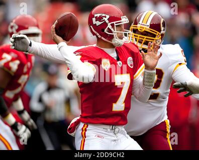 NO FILM, NO VIDEO, NO TV, NO DOCUMENTARIO - Kansas City Chiefs quarterback Matt Cassel (7) è colpito come ha rilasciato la palla da Washington Redskins Albert Haynesworth (92) durante il loro gioco giocato al FedEx Field a Landover, MD, USA il 18 ottobre 2009. Kansas City ha sconfitto Washington 14-6 per la prima vittoria della stagione. Foto di Harry E. Walker/MCT/ABACAPRESS.COM Foto Stock