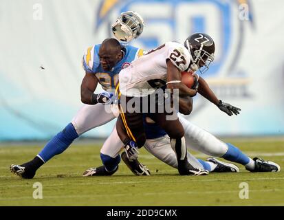 NO FILM, NO VIDEO, NO TV, NO DOCUMENTARIO - San Diego Chargers Kevin Burnet perde il suo casco dopo un colpo su Denver Broncos che torna a Knowshon Moreno durante il primo trimestre al Qualcomm Stadium di San Diego, CA, USA il 19 ottobre 2009. Foto di Bryan Oller/Colorado Springs Gazette/MCT/ABACAPRESS.COM Foto Stock