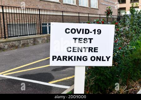 Cambridge UK, Inghilterra ,24-11-2020, Firma fuori dal centro di test Covid presso il Dipartimento di Ingegneria,. L'Università offre test con tampone al personale universitario e universitario e agli studenti che mostrano sintomi di COVID-19 Foto Stock