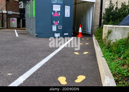 Cambridge UK, Inghilterra ,24-11-2020, impronte dipinte su ashphalt al di fuori della stazione di prova di Univerity covid,. L'Università offre test con tampone al personale universitario e universitario e agli studenti che mostrano sintomi di COVID-19 Foto Stock