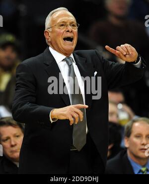 NESSUN FILM, NESSUN VIDEO, NESSUNA TV, NESSUN DOCUMENTARIO - Charlotte Bobcats capo allenatore Larry Brown urla le istruzioni al suo team durante la prima metà di azione contro i New Jersey Nets a Time Warner Cable Arena a Charlotte, NC, USA il 2 novembre 2009. Foto di Jeff Siner/Charlotte Observer/MCT/Cameleon/ABACAPRESS.COM Foto Stock