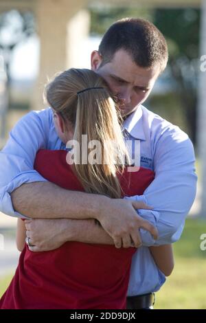 NESSUN FILM, NESSUN VIDEO, NESSUNA TV, NESSUN DOCUMENTARIO - Daniel e Rachel Clark aspettano di sentire le notizie sul loro bambino in blocco sulla base a Fort Hood dopo che uno sparatutto ha aperto il fuoco sulla base a Killeen, Texas, USA giovedì 5 novembre 2009. 12 persone sono morte e 31 ferite. Foto di Joyce Marshall/Fort Worth Star-Telegram/MCT/ABACAPRESS.COM Foto Stock