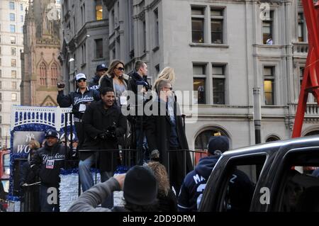 NESSUN FILM, NESSUN VIDEO, NESSUNA TV, NESSUN DOCUMENTARIO - New York Yankees catcher Jose Molina e Pitcher A.J. Burnett si è fatto un'ondata di tifosi lungo il percorso della sfilata lungo Broadway a New York City, NY, USA, mentre la città ha celebrato il 27° campionato della World Series di Yankees il 6 novembre 2009. Foto di James carbone/Newsday/MCT/Cameleon/ABACAPRESS.COM Foto Stock