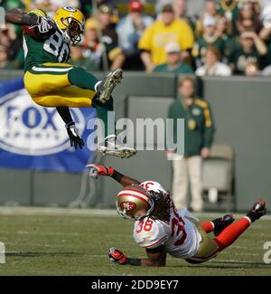 NO FILM, NO VIDEO, NO TV, NO DOCUMENTARIO - Green Bay Packers Wide Receiver Donald driver è bussato dai suoi piedi da San Francisco 49ers sicurezza Dashon Goldson dopo un ricevimento di 12 metri durante il primo trimestre di gioco a Lambeau Field a Green Bay, WI, USA il 22 novembre 2009. I Packers sconfissero i Niners, 30-24. Foto di Mark Hoffman/Milwaukee Journal Sentinel/MCT/Cameleon/ABACAPRESS.COM Foto Stock